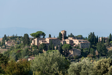Fototapeta na wymiar The landscapes of Tuscany with their typical architecture, agricultural use and widespread hills.