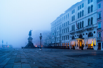Naklejka premium city canal grande in night