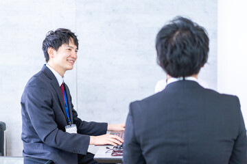 綺麗なオフィスで働く若い会社員