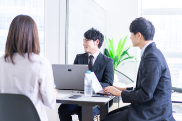 楽しくオフィスで働くビジネスパーソン