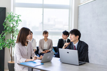 ビジネスミーティングをする男女