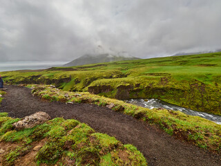 Islandia Iceland sus campos verdes y ríos de Cascada