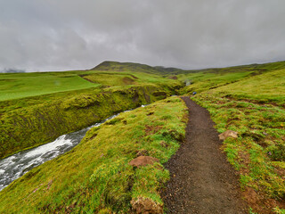 Islandia Iceland sus campos verdes y ríos de Cascada