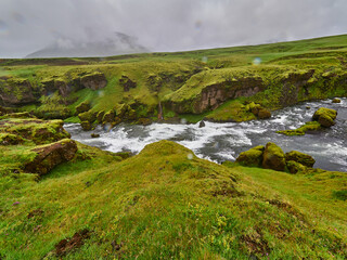 Fototapeta na wymiar Islandia Iceland sus campos verdes y ríos de Cascada
