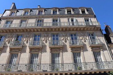 Immeuble typique, vue de l'exterieur, ville de Dijon, departement de la Cote d'Or, France