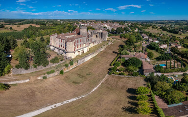 Duras (Lot et Garonne, France) - Vue aérienne panoramique du château des Ducs de Duras