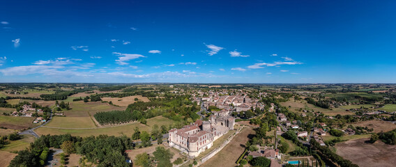 Duras (Lot et Garonne, France) - Vue aérienne panoramique du château des Ducs de Duras