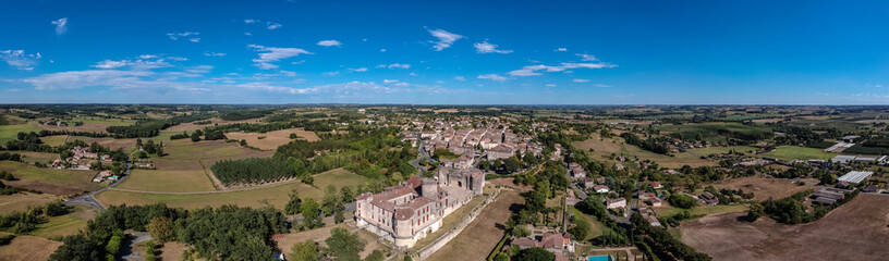 Duras (Lot et Garonne, France) - Vue aérienne panoramique du château des Ducs de Duras