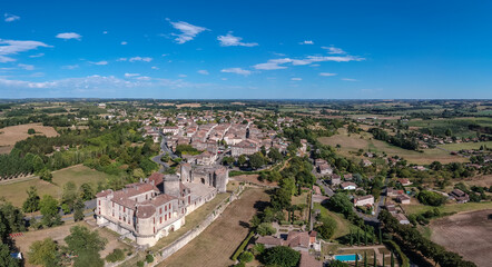 Duras (Lot et Garonne, France) - Vue aérienne panoramique du château des Ducs de Duras