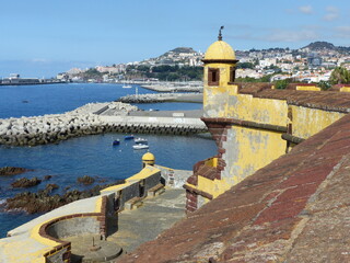 Fortezza di São Tiago e panorama di Funchal nell'isola di Madeira in Portogallo.