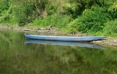 Łódka przy brzegu rzeki - obrazy, fototapety, plakaty