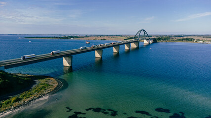 Fototapeta na wymiar Luftaufnahme einer großen Brücke mit Verkehr über einer Meerenge mit blauem Wasser und vielen Schiffen