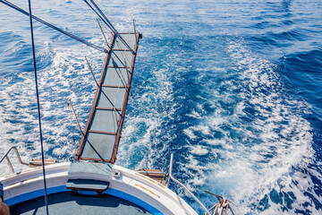La passerelle du bâteau d'excursion et la mer