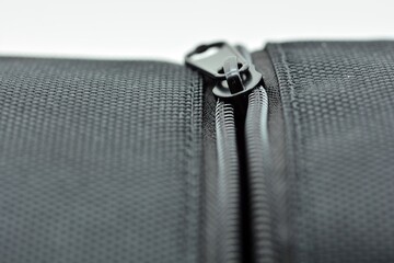 Detalle de una cremallera textil negra