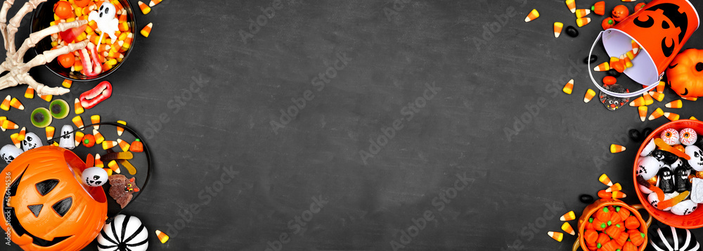 Aufkleber halloween trick or treat double border with jack o lantern pails and assorted candy. overhead view o