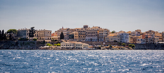 Panorama de la vieille ville de Corfou vu depuis la mer