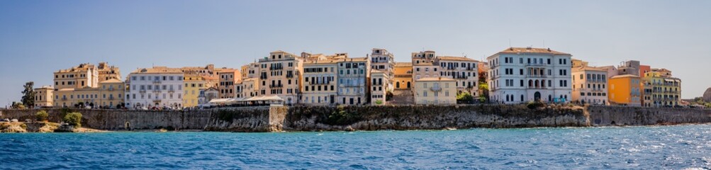 Fototapeta na wymiar Panorama de la vieille ville de Corfou vu depuis la mer