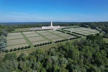 Verdun, France: Vue aérienne du superbe Monument de l'Ossuaire Cimetière de Soldat Français - Région  Lorraine, Septembre 2021.