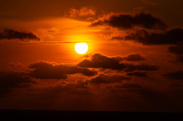Pôr do Sol em alto mar