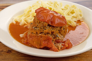 tomate farcie et tagliatelles dans une assiette