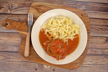 tomate farcie et tagliatelles dans une assiette