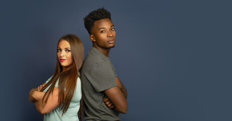 Obraz premium man and woman working together office workers back to back business studio portrait