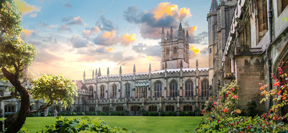 Sticker beautiful sunset in oxford, uk. oxford university buildings, old college