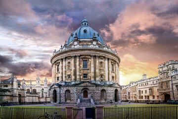 Fototapeta na wymiar Beautiful sunset in Oxford, UK. Redcliffe camera and Oxford University buildings view