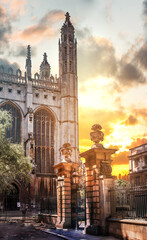 Fototapeta premium Cambridge, beautiful sunset. King's college chapel and river Cam at sunset. Cambridge University buildings 