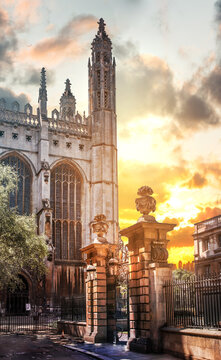 Cambridge, beautiful sunset. King's college chapel and river Cam at sunset. Cambridge University buildings 