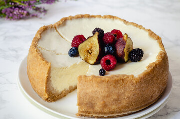 cheesecake with berries