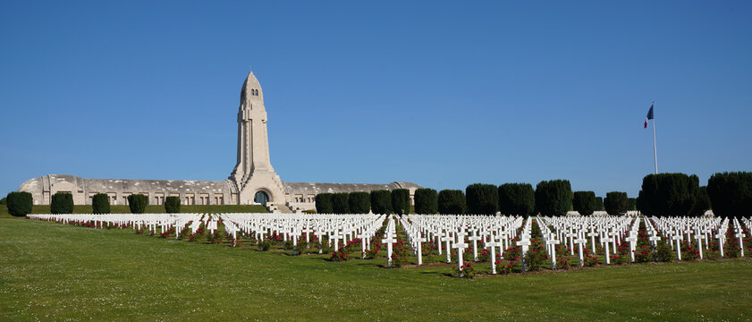 erdun, France: Superbe Monument de l'Ossuaire Cimetière de Soldat Français - Région Lorraine, Septembre 2021.