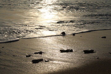 Coucher de soleil sur le sable et la mer