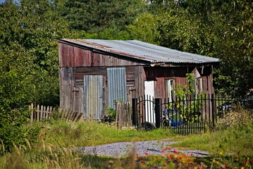 Drewniana leśna chatka. Wooden forest hut . © Grzegorz