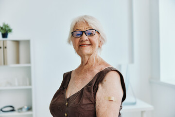 emotional old woman in hospital covid passport immunization safety - obrazy, fototapety, plakaty