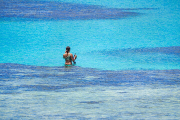 沖縄県波照間島のニシ浜でシュノーケリングをする女性