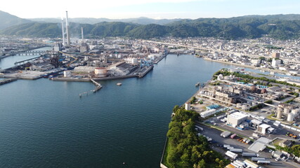 Fototapeta premium SDGs地球環境！日本の自然！山口県周南市の街並みとコンビナート 瀬戸内海の風景