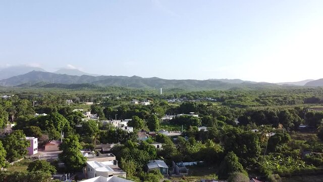 vista aerea de drone enfocando de abajo hacia arriba larga carretera de bani en republica dominicana, hermosas monta&ntilde;as al fondo, concepto viajes fuera de la cuidad