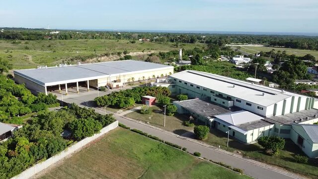 180 plano envolvente dron hacia una f&aacute;brica industrial en el campo, concepto de empresas industriales fuera de la ciudad