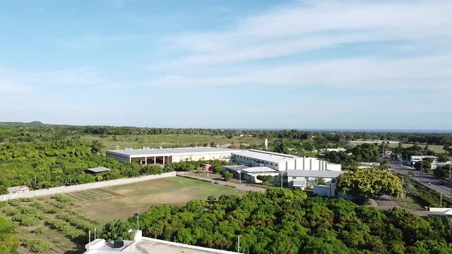 bani, republica dominicana - 12 de septiembre de 2021 - escena de un dron capturando una fabrica industrial en el campo mientras el dron avanza, concepto de empresas industriales fuera de la ciudad
