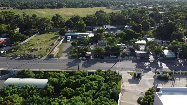 vista panoramica de la carretera hacia bani republica dominicana, transito ligero de autos comerciales zona rural
