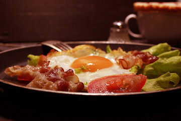 the egg fried on metal ware, bacon, a leaf, salad, food, a close up, tinted