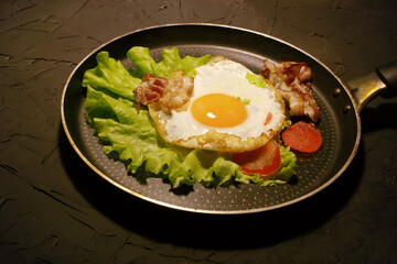 the egg fried on metal ware, bacon, a leaf, salad, food, a close up, tinted
