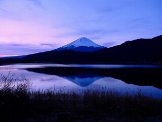 Fototapeta na wymiar 朝焼けの富士山