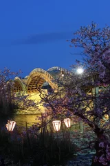 Cercles muraux Le pont Kintai 錦帯橋と岩国の夜桜の風景！山口県観光春の岩国市横山の町並み