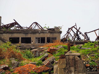 コンクリートが朽ちた廃墟の写真