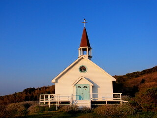 青空と夕焼けに染まる白色の教会