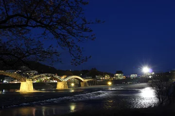 Papier Peint photo Le pont Kintai 錦帯橋と岩国の夜桜の風景！山口県観光春の岩国市横山の町並み