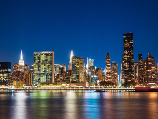 Fototapeta na wymiar ニューヨーク　イーストリバーとマンハッタンの摩天楼