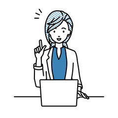 デスクで座ってPCを開いて何かひらめいたジャケットの女性